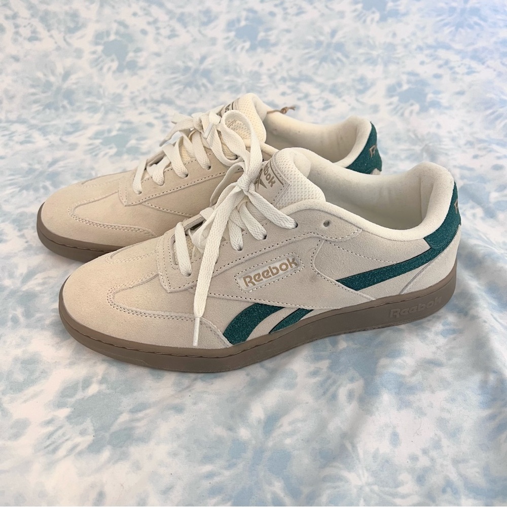 NWT Reebok Forte Lounger Creme Suede Sneakers, Green Accents, Women's Size 8.5